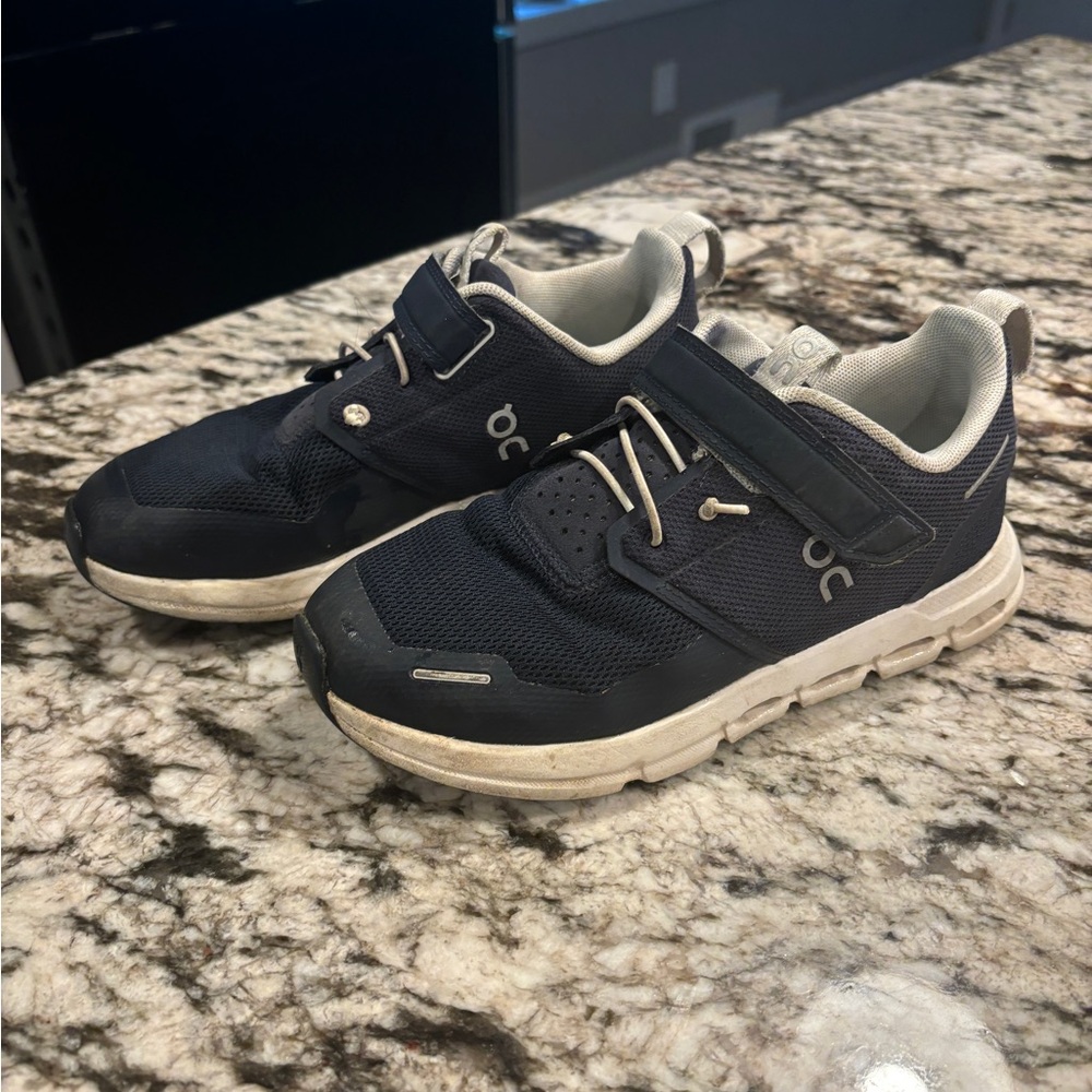 On Clouds, little kids, size 3, navy
